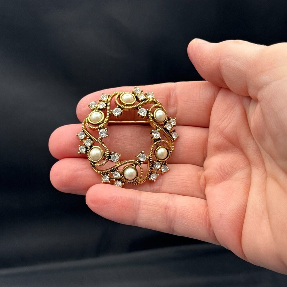 Vintage Monet Wreath Brooch Faux Pearl Rhinestone Crystal Twisted Gold Tone‎ Pin - Picture 5 of 6